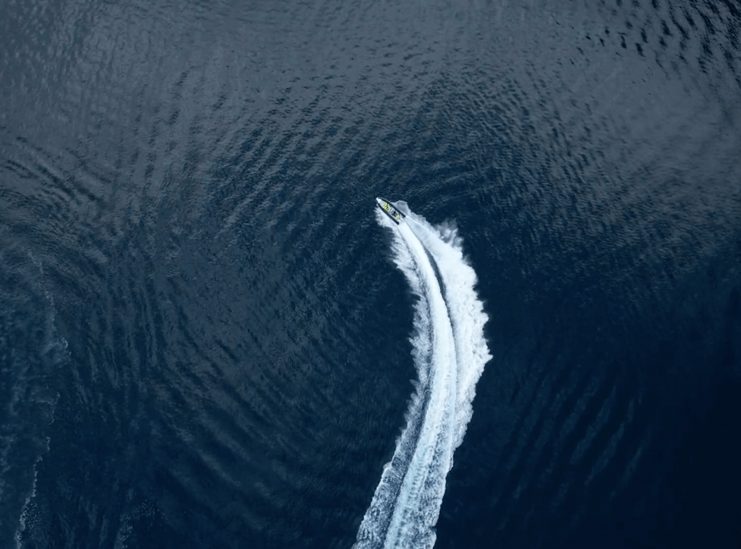 Dronefoto av liten rask lettbåt